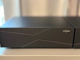 Schwarzes Innuos Gerät mit Design